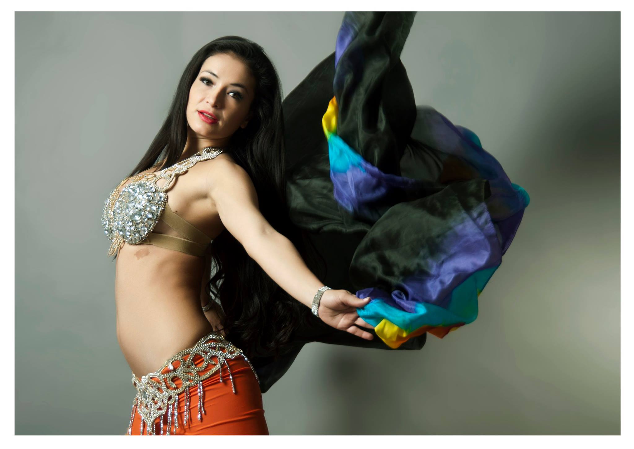 Carolina Velosa bailarina de danza árabe con velo en sesión artística