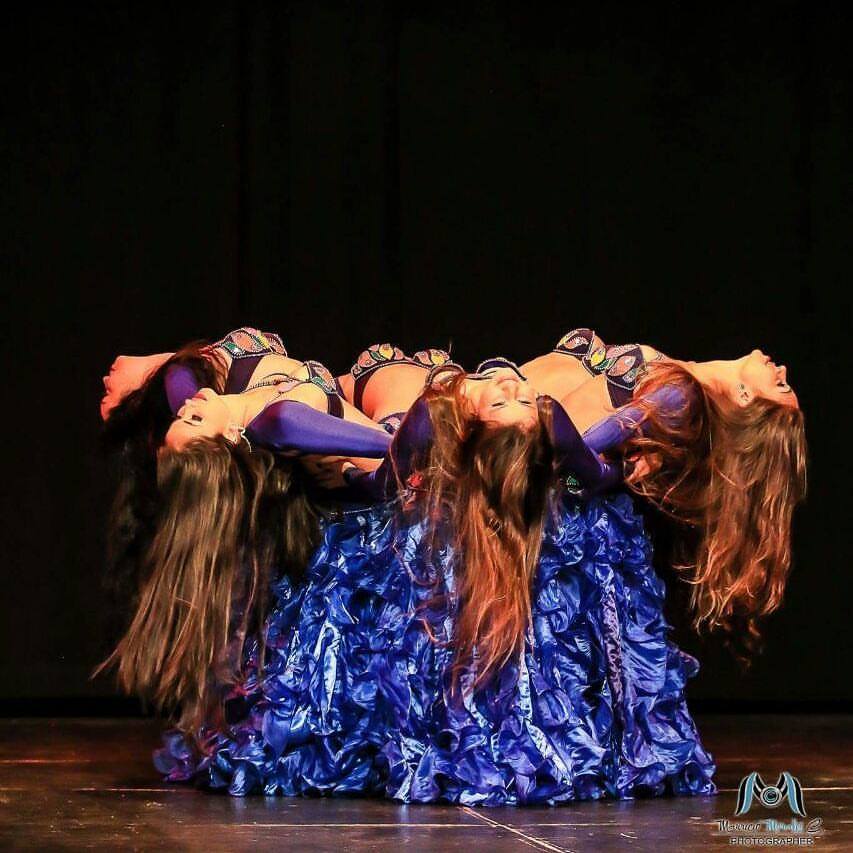 Grupo de bailarinas de Caro V en show de danza árabe sobre escenario