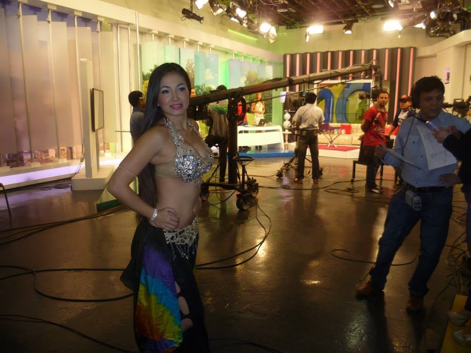 Carolina Velosa en presentación de televisión y eventos culturales