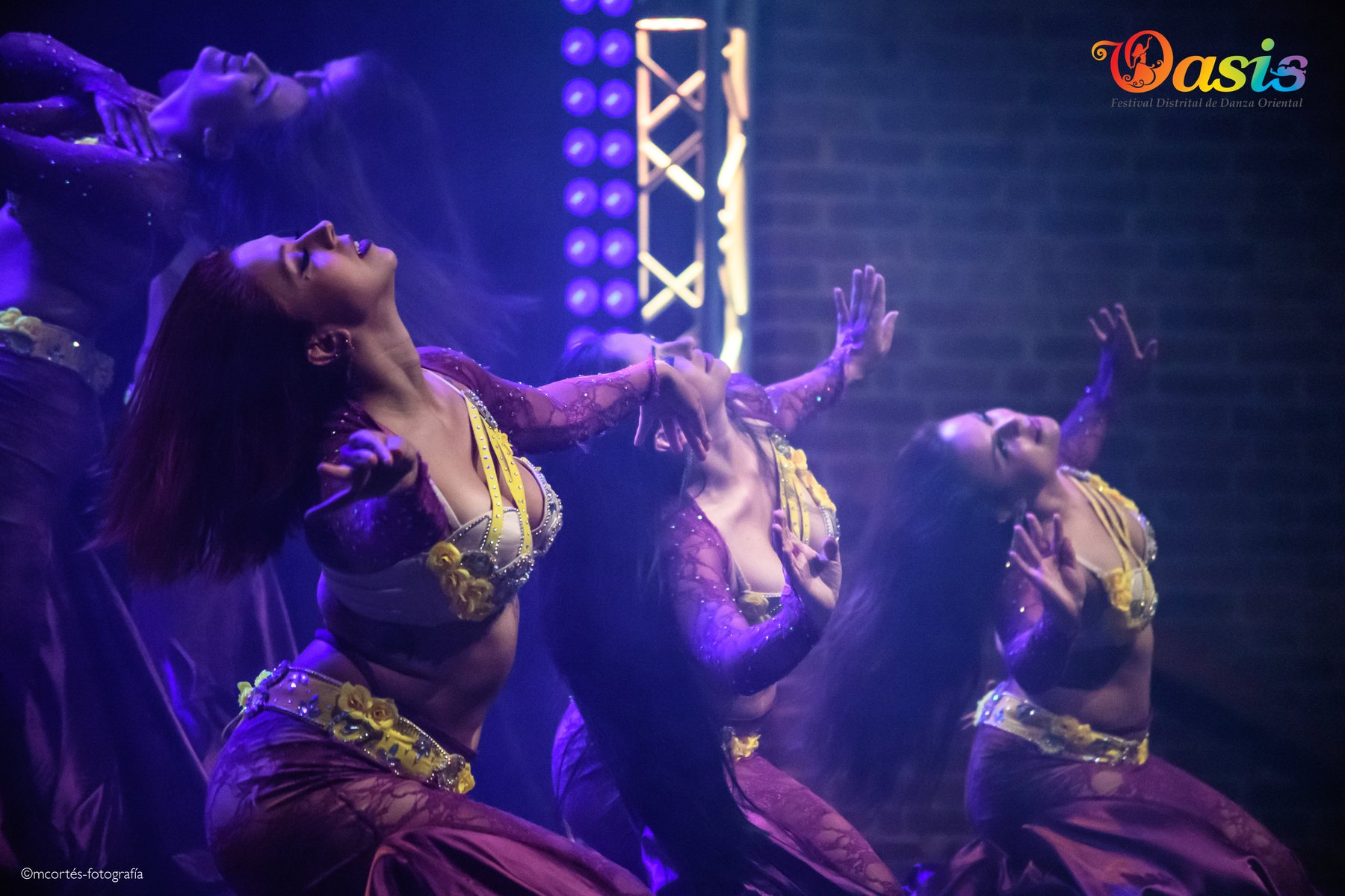 Bailarinas de danza árabe en presentación escénica